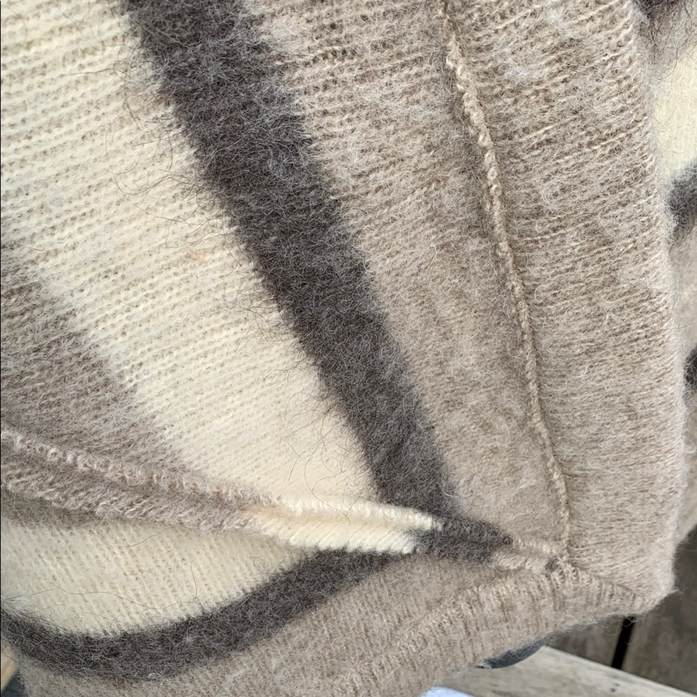 Vintage Hilda Ltd Hooled Poncho - Fuzzy Wool Statement Piece - Picture 10 of 13